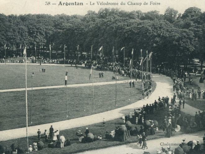 Collecte des archives du monde sportif du territoire.