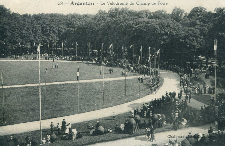 Collecte des archives du monde sportif du territoire.