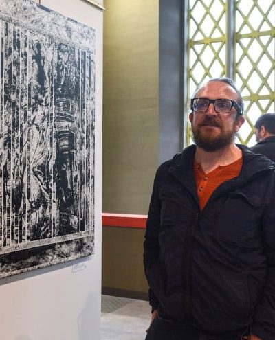 L'artiste Olivier Zimny au vernissage de son exposition, le 23 avril 2025