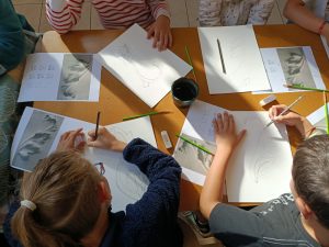 Atelier peinture à base de café, inspiré du motif de la feuille d'acanthe