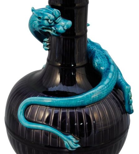 Juillet - Théodore Deck – Vase au dragon – Domaine public